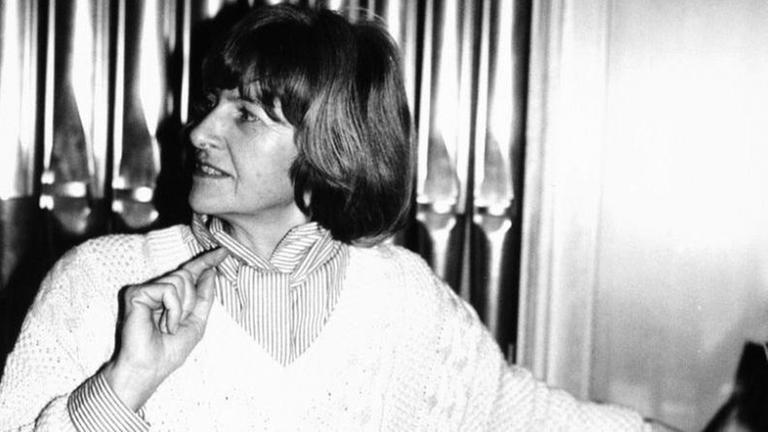 Die Cembalistin und Organistin Hedwig Bilgram in einem schwarz-weiß Foto vor Orgelpfeifen Die Cembalistin und Organistin Hedwig Bilgram in einem schwarz-weiß Foto vor Orgelpfeifen