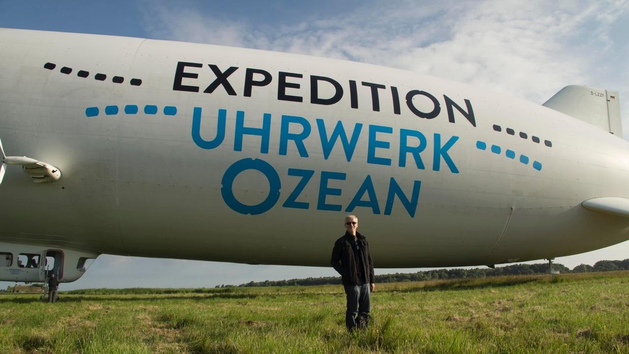 DLF-Autor Frank Grotelüschen vor dem Zeppelin der Expedition Uhrwerk Ozean
