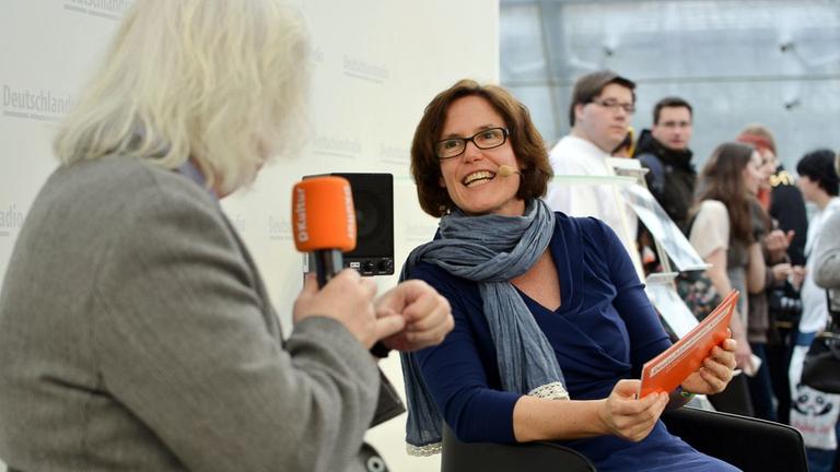 Literaturredakteurin Elke Schlinsog, hier im Gespräch auf der Leipziger Buchmesse 2015 Literaturredakteurin Elke Schlinsog, hier im Gespräch auf der Leipziger Buchmesse 2015