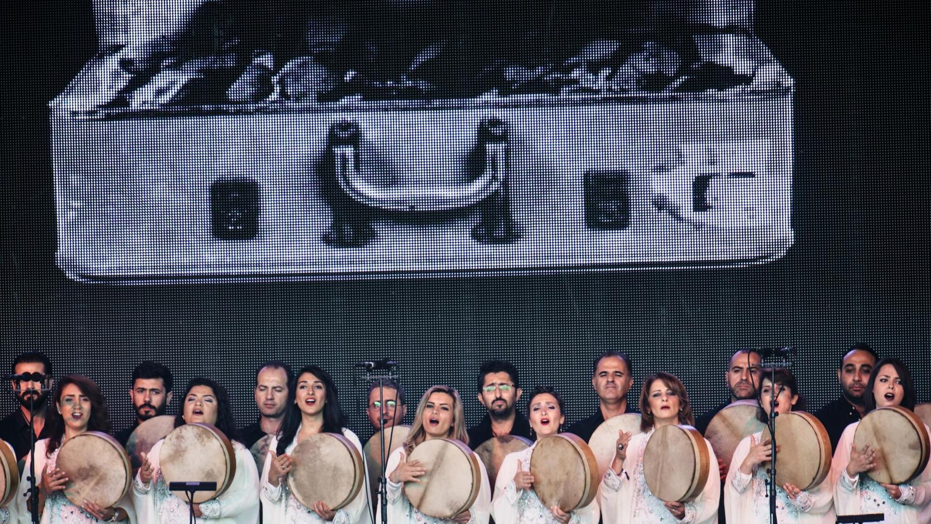 Auf dem Roskilde-Festival trat das "Orchestra of Syrian Musicians" noch vor hundertausend Menschen auf. Heute werden es nur einige hundert sein. Auf dem Roskilde-Festival trat das "Orchestra of Syrian Musicians" noch vor hundertausend Menschen auf. Heute werden es nur einige hundert sein.