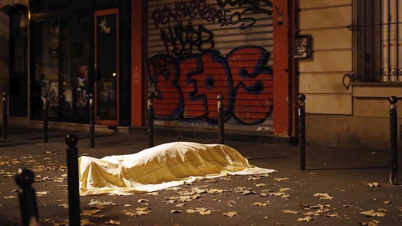 Ein Terroropfer liegt unter einem Laken auf dem Bürgersteig vor dem Bataclan.