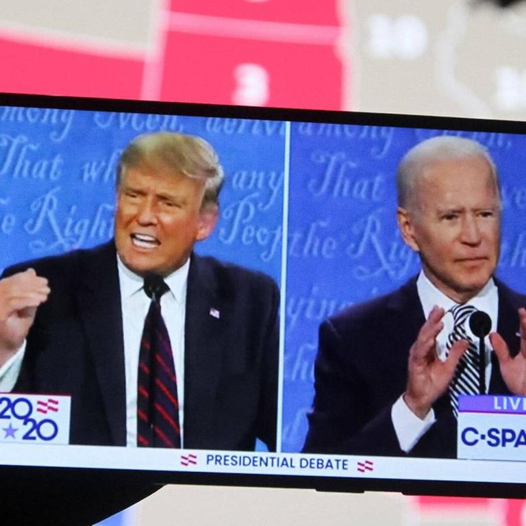 In dieser Bildillustration sind US-Präsident Donald Trump und der demokratische Präsidentschaftskandidat und frühere Vizepräsident Joe Biden während der ersten Fernsehdebatte auf einem Smartphone-Bildschirm zu sehen