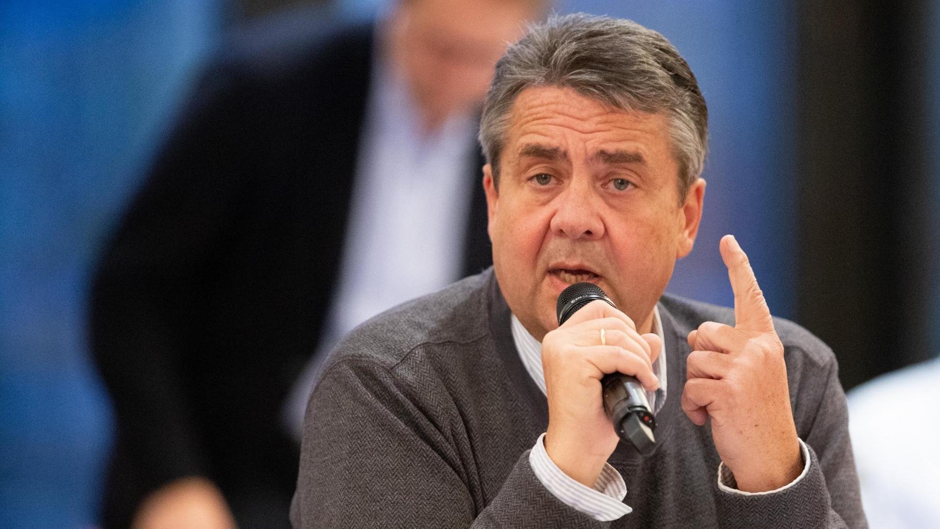 Sigmar Gabriel spricht auf einer Parteikonferenz und hebt den Zeigefinger. Sigmar Gabriel spricht auf einer Parteikonferenz und hebt den Zeigefinger.