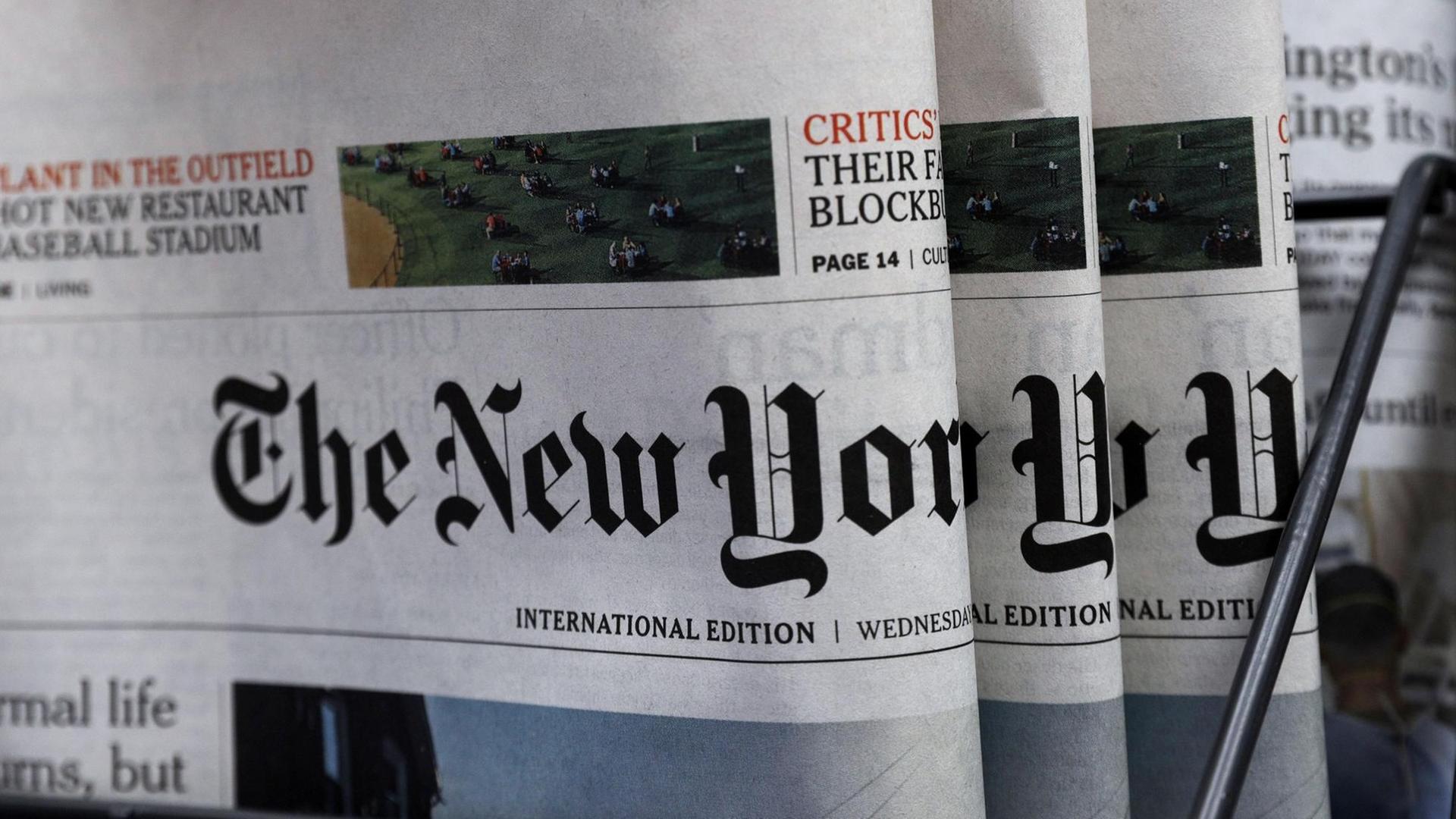 Ausgaben von der Zeitung New York Times liegen an einem Kiosk. Ausgaben von der Zeitung New York Times liegen an einem Kiosk.