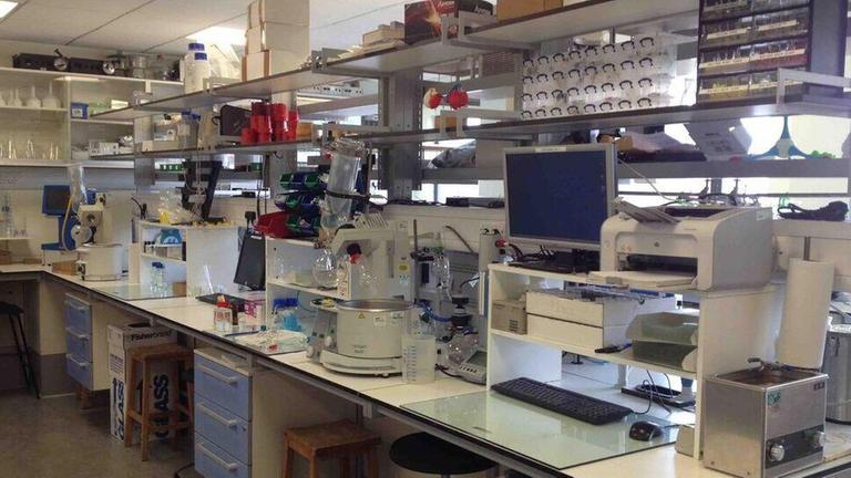 Im Labor von Dr. Stephen Hilton an der UCL School of Pharmacy Im Labor von Dr. Stephen Hilton an der UCL School of Pharmacy