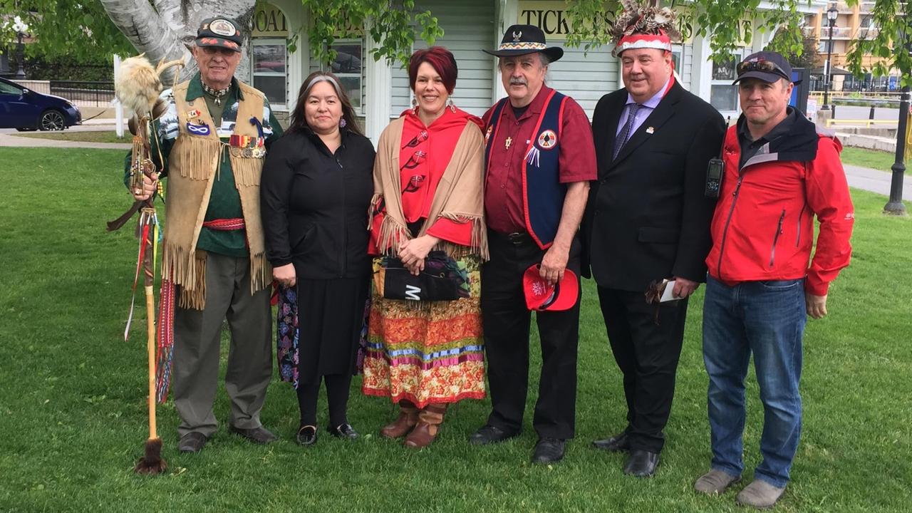 Vertreter von indigenen Bevölkerungsgruppen in Kanada stehen in einer Linie und gucken freundlich in die Kamera. Vertreter von indigenen Bevölkerungsgruppen in Kanada stehen in einer Linie und gucken freundlich in die Kamera.