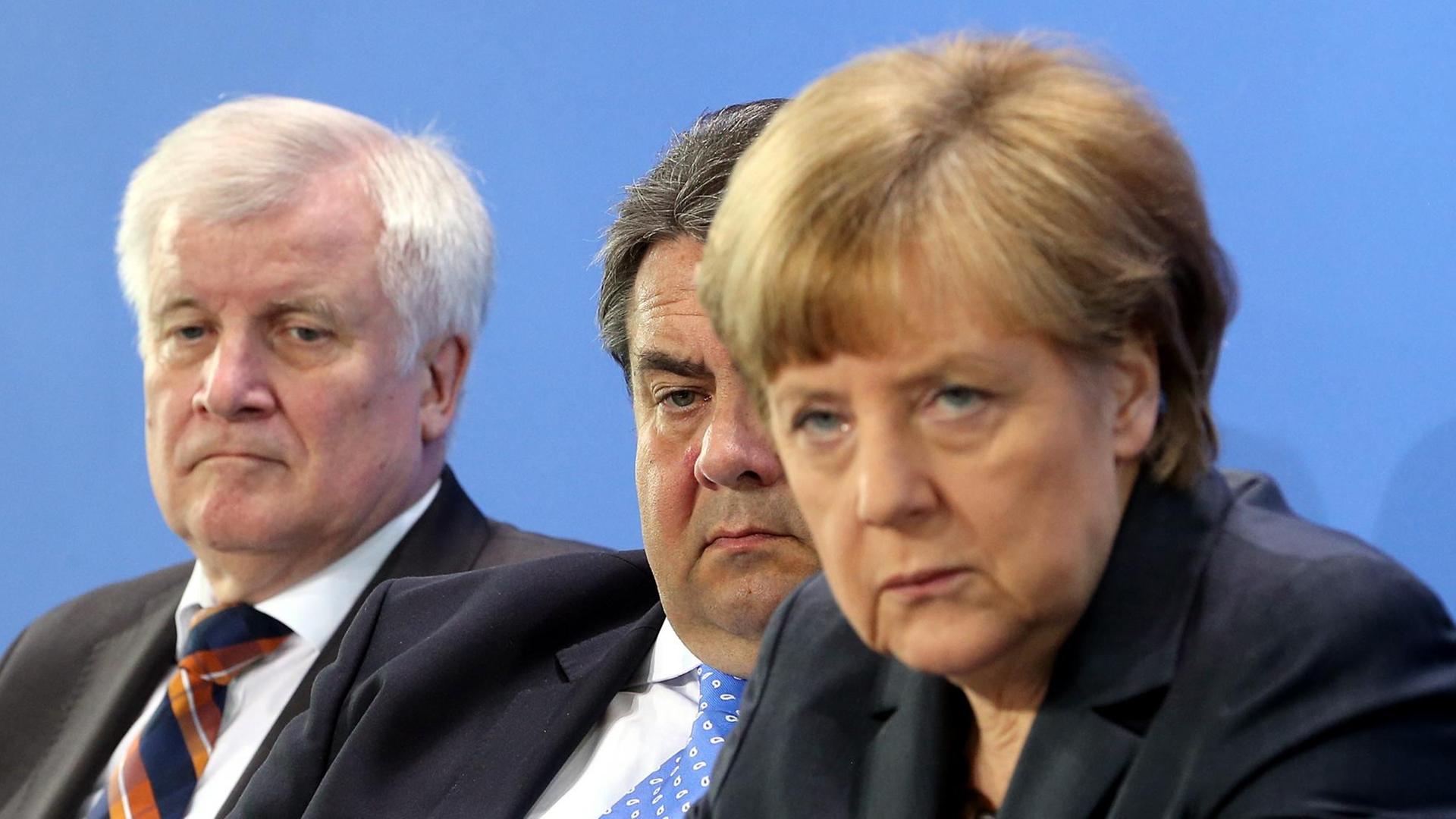 Bayerns Regierungschef Horst Seehofer mit SPD-Chef Sigmar Gabriel und CDU-Chefin und Kanzlern Angela Merkel bei einer Pressekonferenz. Bayerns Regierungschef Horst Seehofer mit SPD-Chef Sigmar Gabriel und CDU-Chefin und Kanzlern Angela Merkel bei einer Pressekonferenz.