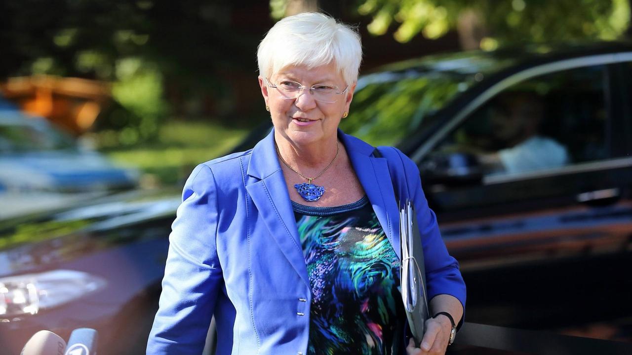 Gerda Hasselfeldt, Vorsitzende der CSU-Landesgruppe im Bundestag, kommt zur Klausurtagung der Unionsparteien im Juni 2016 in Potsdam. Gerda Hasselfeldt, Vorsitzende der CSU-Landesgruppe im Bundestag, kommt zur Klausurtagung der Unionsparteien im Juni 2016 in Potsdam.