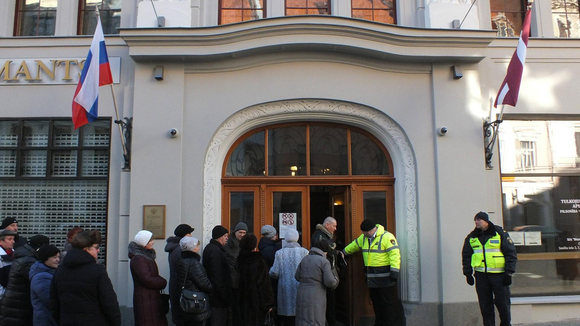 Menschen stehen im März 2018 vor der russischen Botschaft in Riga, um zu wählen. Menschen stehen im März 2018 vor der russischen Botschaft in Riga, um zu wählen.