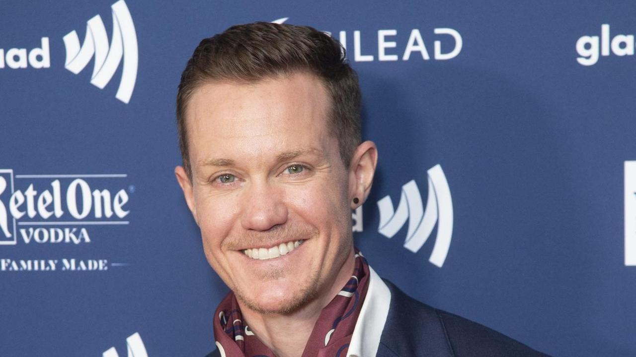 Gender-Sportler Chris Mosier aus den USA lächelt bei den 30. GLAAD Media Awards in New York in die Kamera Gender-Sportler Chris Mosier aus den USA lächelt bei den 30. GLAAD Media Awards in New York in die Kamera