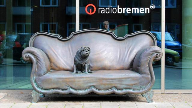 Eine Bronze-Replik eines berühmten grünen Biedermeier-Sofas (Loriot-Sofa) inklusive des obligatorischen Mopses erinnert vor dem Funkhaus an die erfolgreiche Zusammenarbeit von Vicco von Bülow bzw. Loriot und Radio Bremen