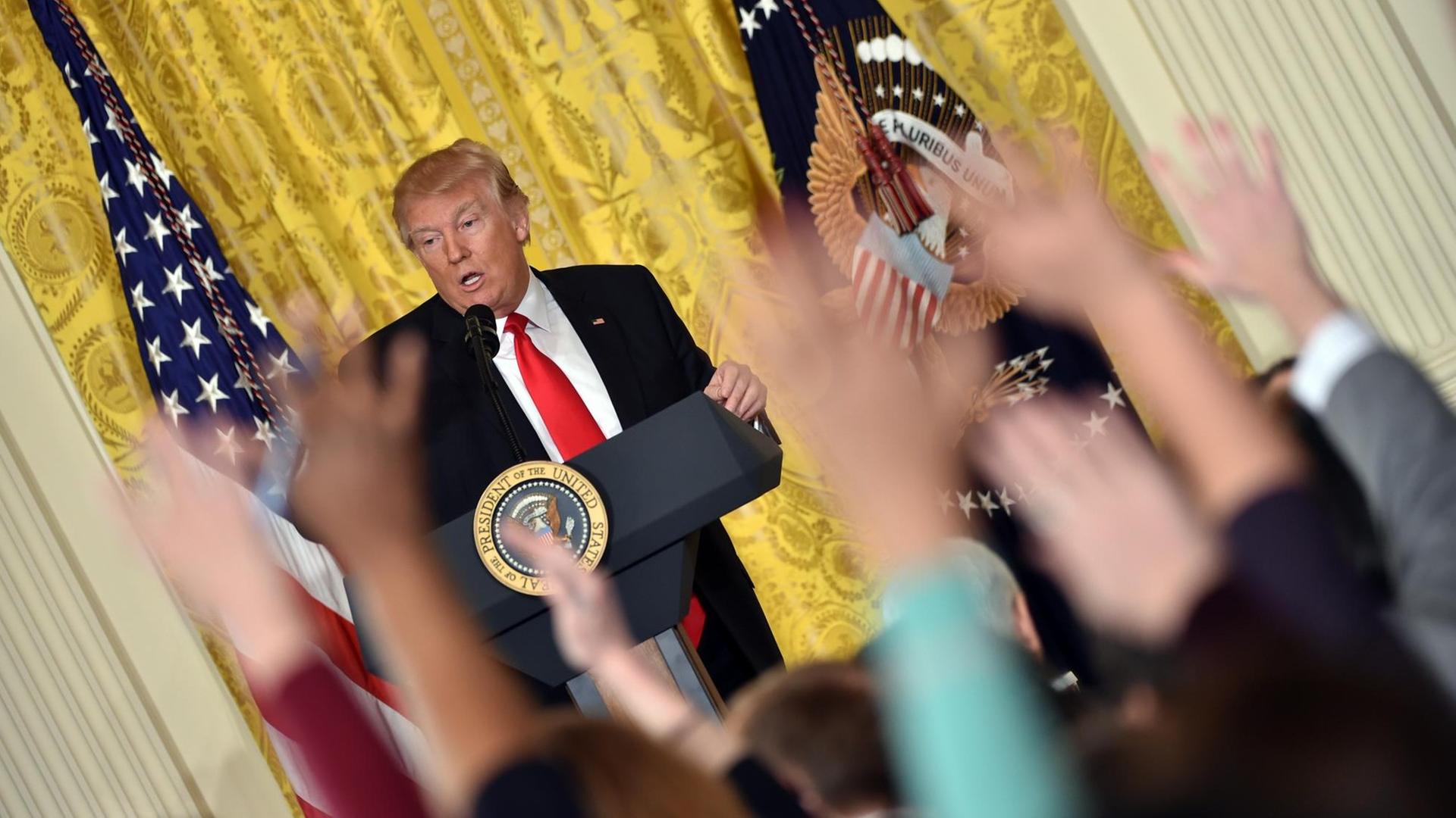 US-Präsident Donald Trump hält eine Pressekonferenz im Weißen Haus ab US-Präsident Donald Trump hält eine Pressekonferenz im Weißen Haus ab