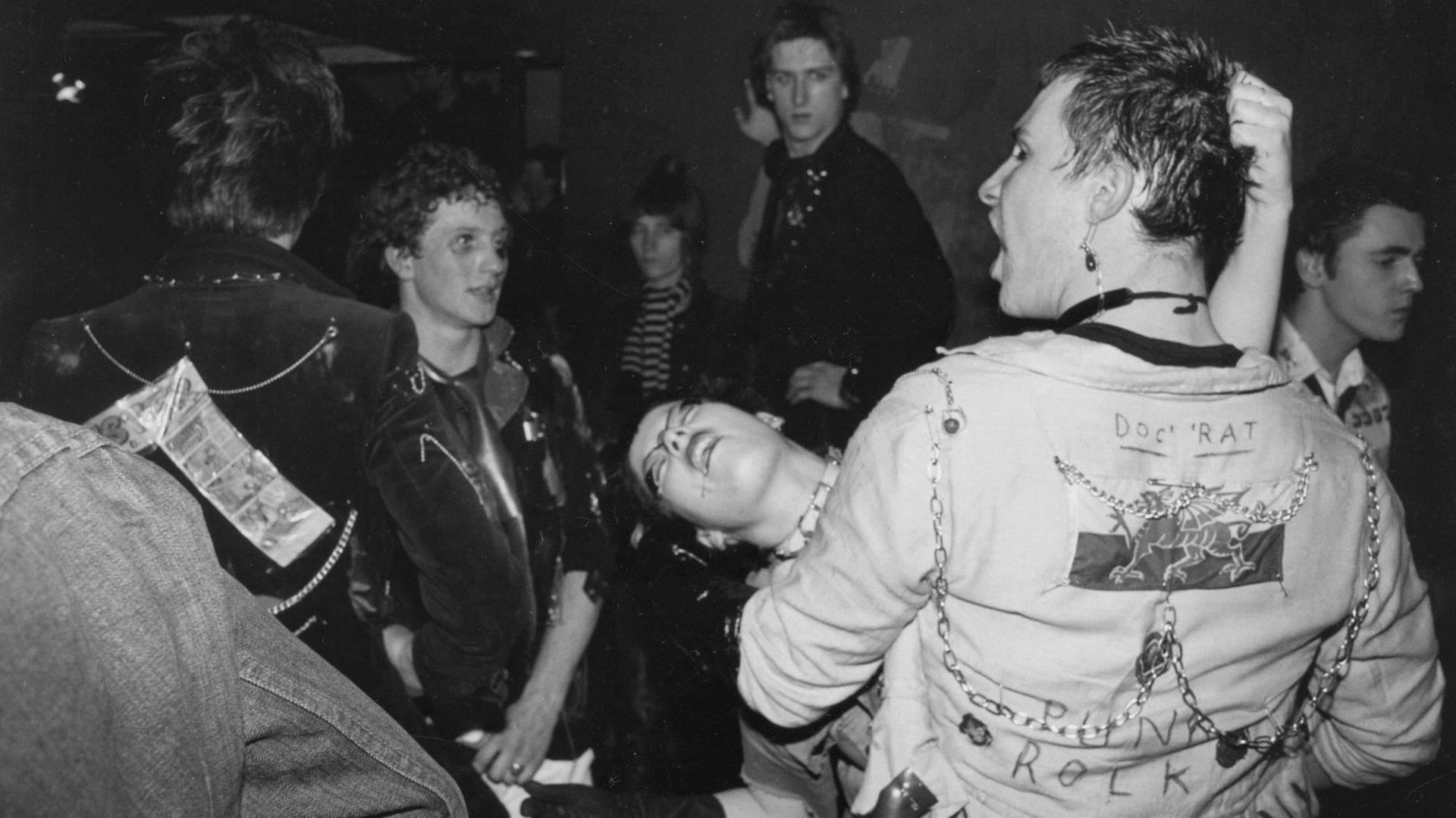 Schwarzweißfoto von Punks in ausgelassenen Posen Schwarzweißfoto von Punks in ausgelassenen Posen