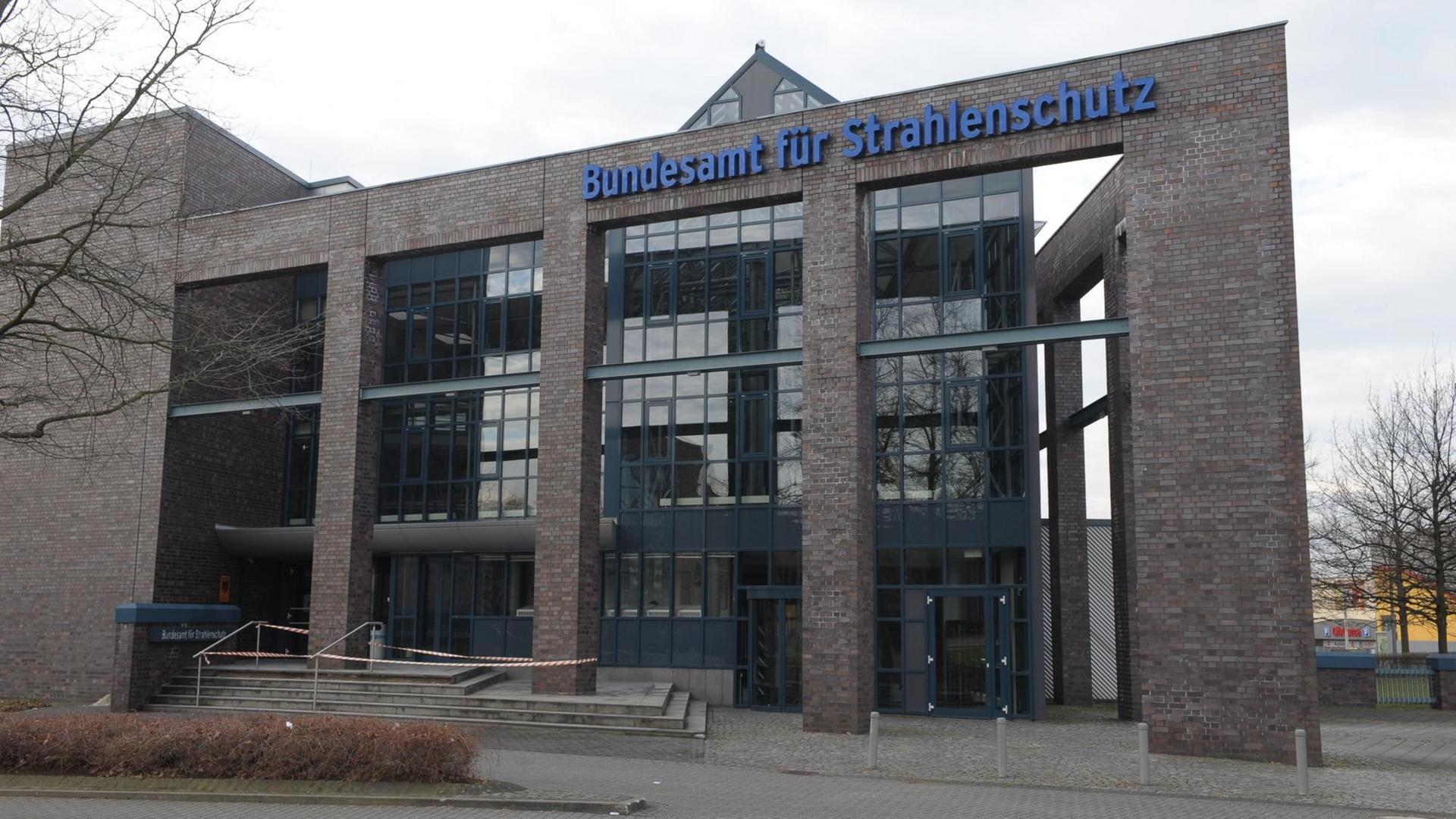 Das Bundesamt für Strahlenschutz (BfS), aufgenommen am Donnerstag (10.02.2011) in Salzgitter. Das Bundesamt für Strahlenschutz informiert über die Ergebnisse eines Gesundheitsmonitorings zu Mitarbeitern im maroden Atommülllager Asse. Das Bundesamt für Strahlenschutz (BfS), aufgenommen am Donnerstag (10.02.2011) in Salzgitter. Das Bundesamt für Strahlenschutz informiert über die Ergebnisse eines Gesundheitsmonitorings zu Mitarbeitern im maroden Atommülllager Asse.