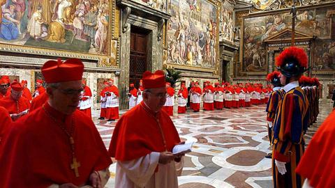 Kardinäle versammeln sich 2005 in der Sixtinischen Kapelle für das Konklave, Vatikanstadt, 18.04.2005.