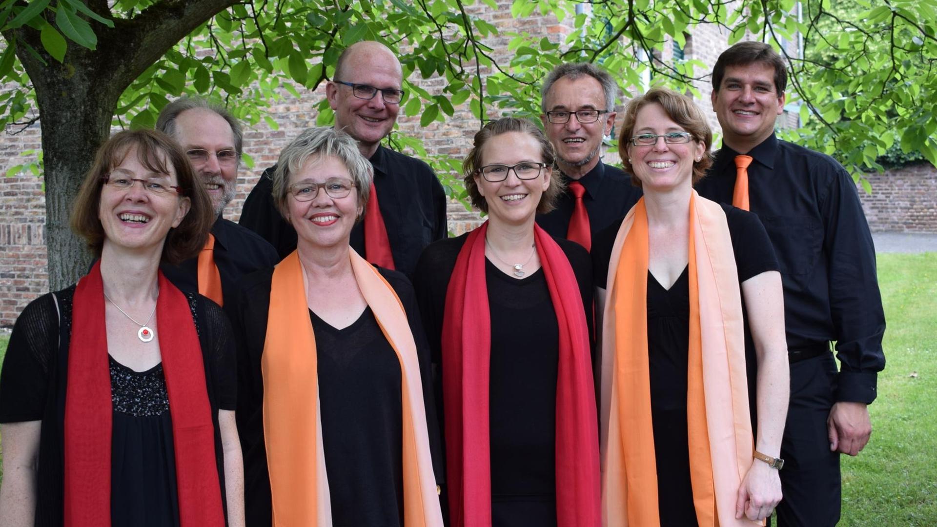 Gruppenbild des Ensembles bestehend aus vier Männern und vier Frauen. Gruppenbild des Ensembles bestehend aus vier Männern und vier Frauen.