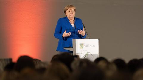 Bundeskanzlerin Angela Merkel spricht am Redepult zu den Besucherinnen des Frauennetzwerktreffens im Dresdner Albertinum, aufgenommen am 15.07.2019