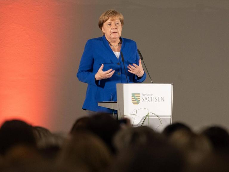 Bundeskanzlerin Angela Merkel spricht am Redepult zu den Besucherinnen des Frauennetzwerktreffens im Dresdner Albertinum, aufgenommen am 15.07.2019