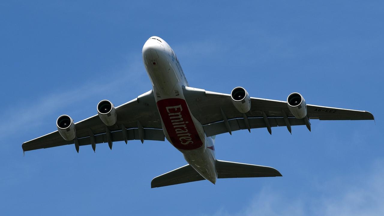 Das Großraumflugzeug A 380 des europäischen Herstellers Airbus S.A.S. der Fluggesellschaft Emirates Airlines aus Dubai Das Großraumflugzeug A 380 des europäischen Herstellers Airbus S.A.S. der Fluggesellschaft Emirates Airlines aus Dubai