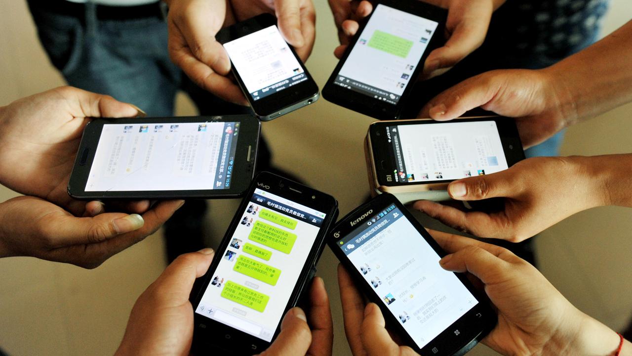 Nutzer der App WeChat in der Provinz Jianxi im Osten Chinas mit ihren Smartphones Nutzer der App WeChat in der Provinz Jianxi im Osten Chinas mit ihren Smartphones