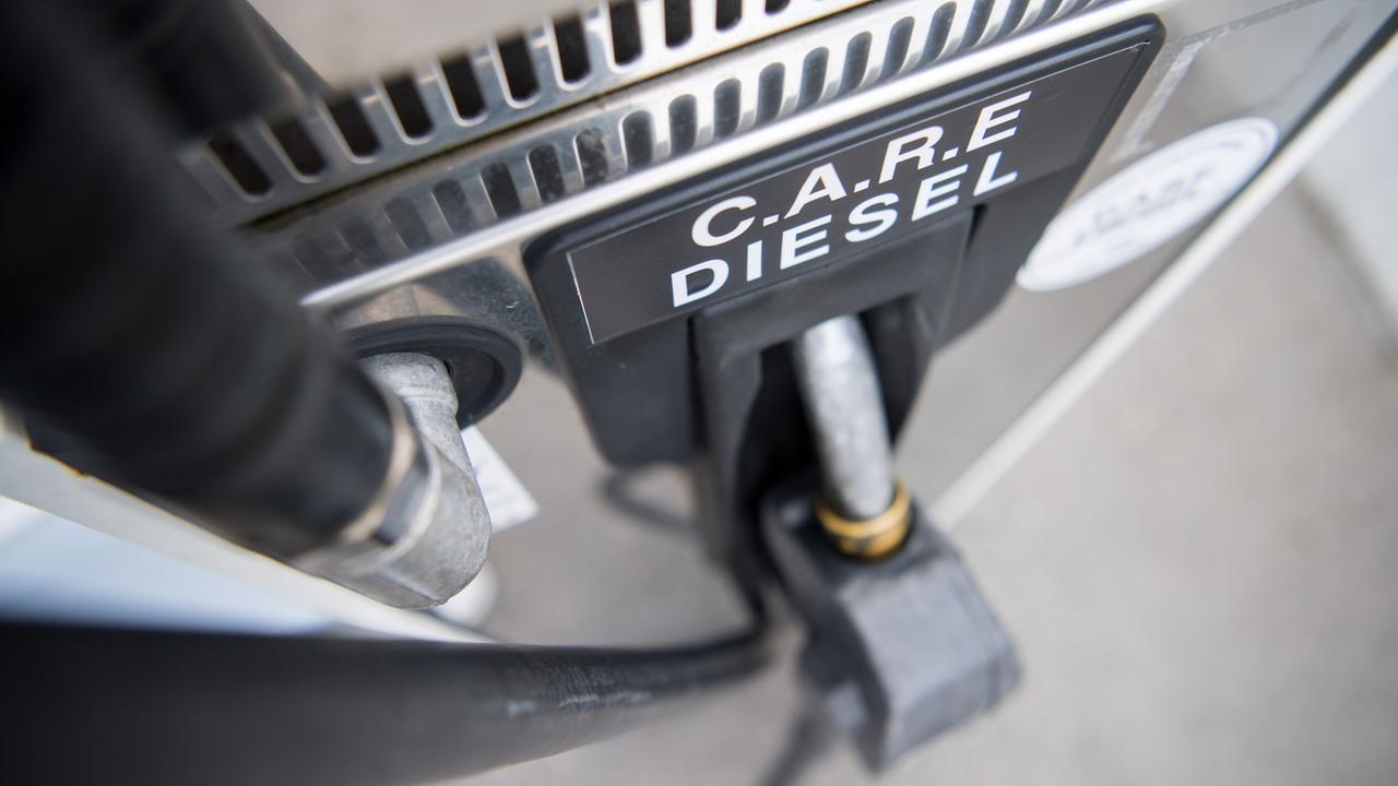Ein Zapfhahn steckt am 31.08.2017 während der Inbetriebnahme einer Tankstelle für synthetischen Diesel auf dem Flughafen Stuttgart in einer Tankstelle mit der Aufschrift "C.A.R.E Diesel". Ein Zapfhahn steckt am 31.08.2017 während der Inbetriebnahme einer Tankstelle für synthetischen Diesel auf dem Flughafen Stuttgart in einer Tankstelle mit der Aufschrift "C.A.R.E Diesel".