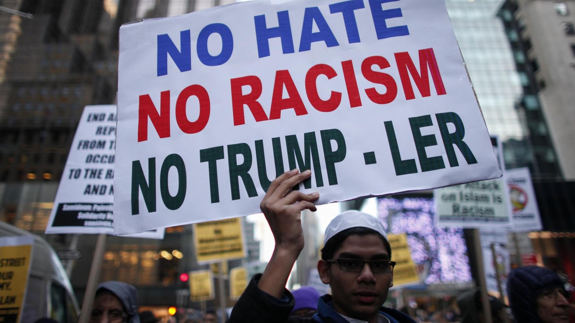 Ein junger Muslim demonstriert am 20. Dezember in New York gegen den US-Präsidentschaftsbewerber Donald Trump. Ein junger Muslim demonstriert am 20. Dezember in New York gegen den US-Präsidentschaftsbewerber Donald Trump.