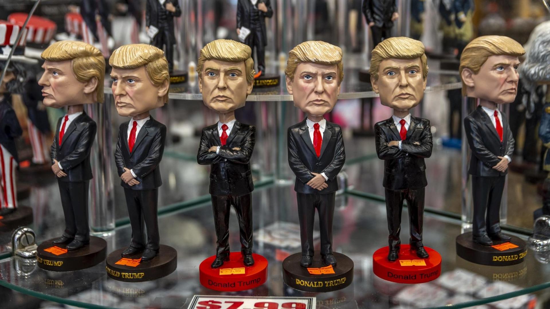 Viele Shops in New York haben die US-Präsidenten als Souvenir im Angebot. Allerdings blüht in New York das Geschäft mit Trump als meist wenig schmeichelhafte Karikatur. Viele Shops in New York haben die US-Präsidenten als Souvenir im Angebot. Allerdings blüht in New York das Geschäft mit Trump als meist wenig schmeichelhafte Karikatur.
