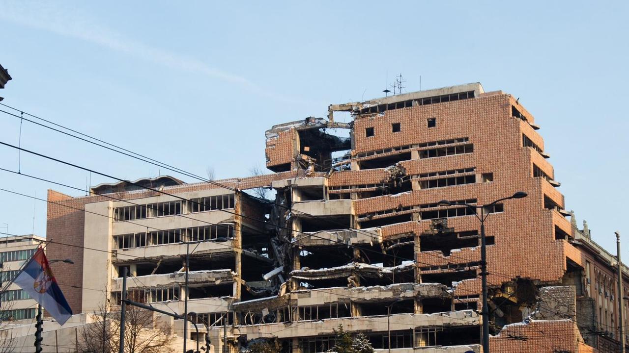 Durch NATO-Angriffe im Jahr 1999 zerstörtes Gebäude des serbischen Verteidigungsministeriums, 2012 in Belgrad. Durch NATO-Angriffe im Jahr 1999 zerstörtes Gebäude des serbischen Verteidigungsministeriums, 2012 in Belgrad.