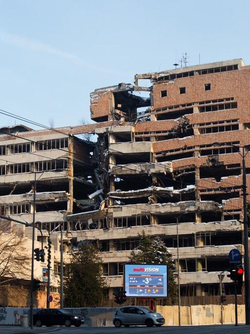 Durch NATO-Angriffe im Jahr 1999 zerstörtes Gebäude des serbischen Verteidigungsministeriums, 2012 in Belgrad.