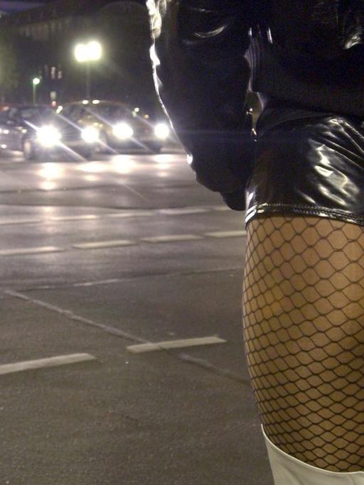 Eine Prostituierte wartet in Berlin auf ihre Kundschaft.