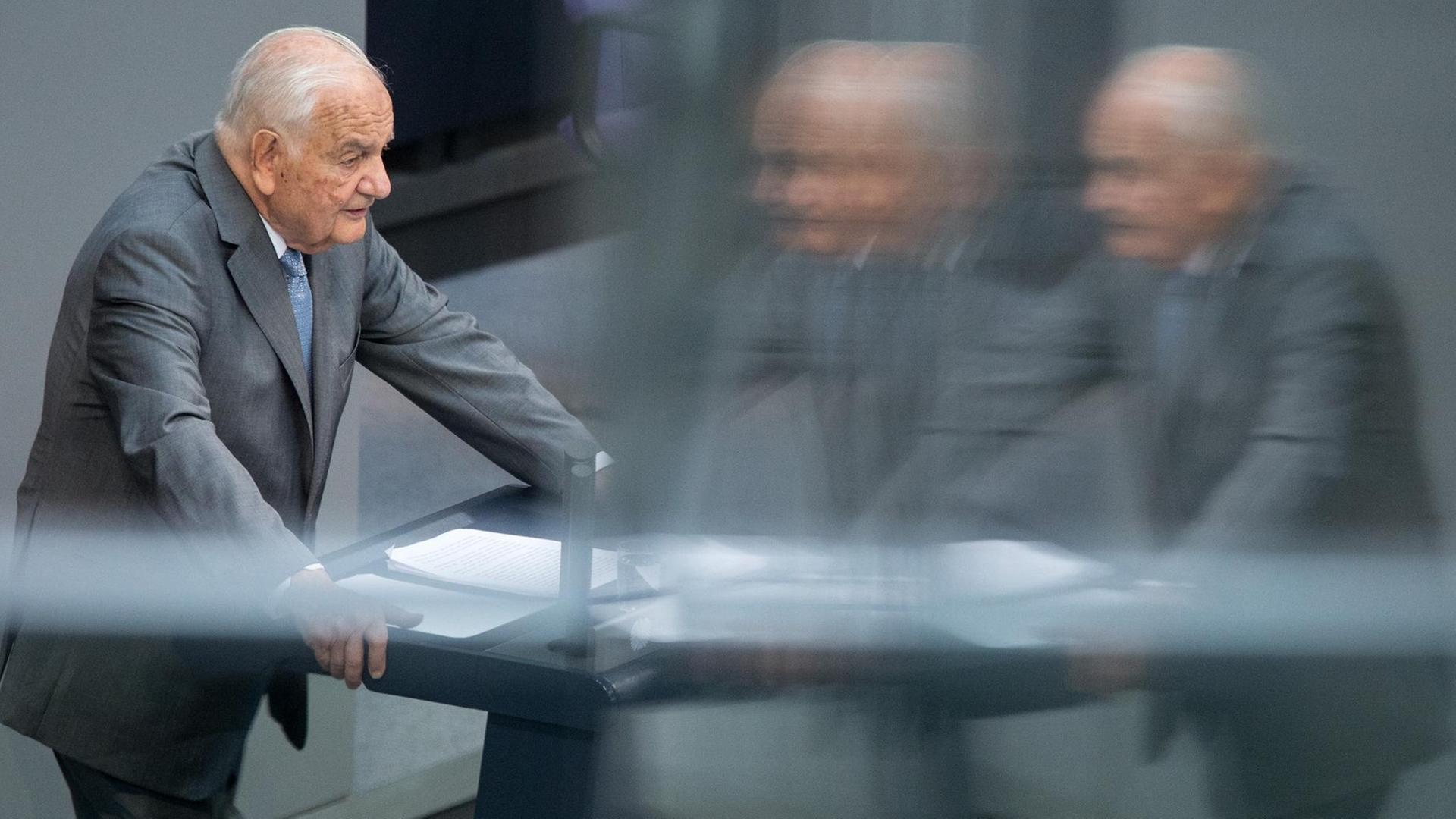 Der deutsch-französische Politikwissenschaftler Alfred Grosser am 03.07.2014 im Bundestag in Berlin. Der deutsch-französische Politikwissenschaftler Alfred Grosser am 03.07.2014 im Bundestag in Berlin.