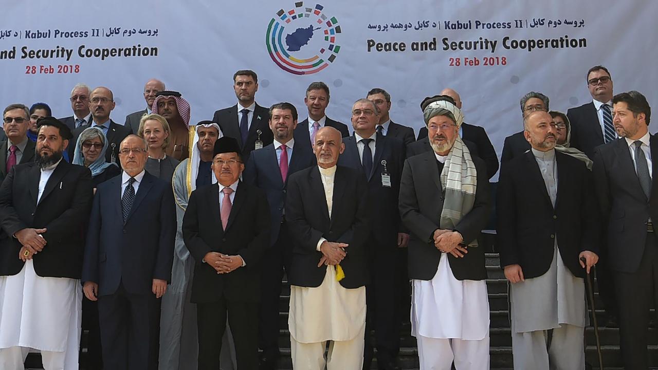 Der afghanische Präsident Ashraf Ghani (vorne C), der indonesische Vizepräsident Jusuf Kalla (3. L) und der Leiter des afghanischen Friedensrates Karim Khalili (3R) posieren mit anderen Teilnehmern für ein Gruppenfoto nach der zweiten Konferenz des Kabul-Prozesses im Präsidentenpalast in Kabul am 28. Februar 2018. Der afghanische Präsident Ashraf Ghani (vorne C), der indonesische Vizepräsident Jusuf Kalla (3. L) und der Leiter des afghanischen Friedensrates Karim Khalili (3R) posieren mit anderen Teilnehmern für ein Gruppenfoto nach der zweiten Konferenz des Kabul-Prozesses im Präsidentenpalast in Kabul am 28. Februar 2018.