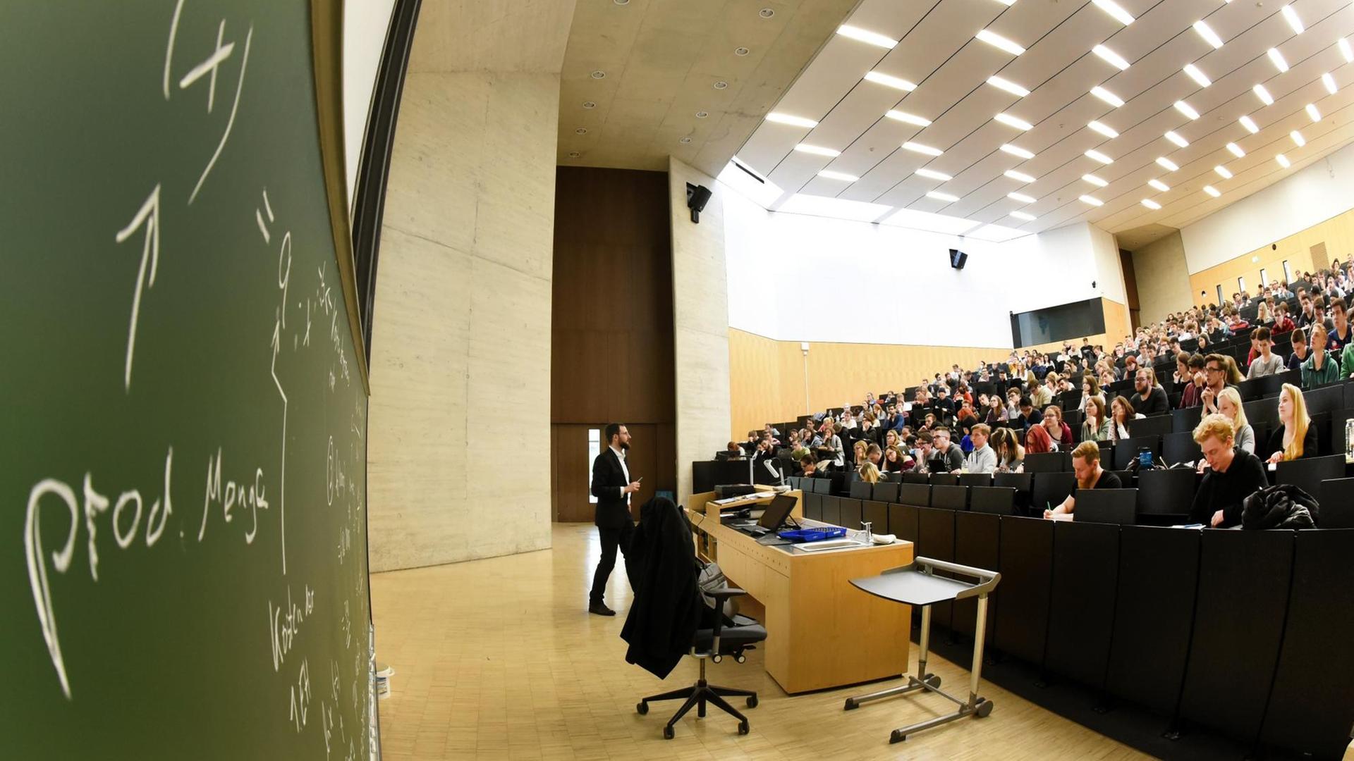 Studenten der Wirtschaftswissenschaften sitzen im Großen Hörsaal vom Auditorium maximum der Martin-Luther-Universität Halle-Wittenberg (MLU) in Halle (Sachsen-Anhalt) bei einer Vorlesung Studenten der Wirtschaftswissenschaften sitzen im Großen Hörsaal vom Auditorium maximum der Martin-Luther-Universität Halle-Wittenberg (MLU) in Halle (Sachsen-Anhalt) bei einer Vorlesung