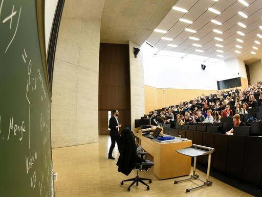 Studenten der Wirtschaftswissenschaften sitzen im Großen Hörsaal vom Auditorium maximum der Martin-Luther-Universität Halle-Wittenberg (MLU) in Halle (Sachsen-Anhalt) bei einer Vorlesung