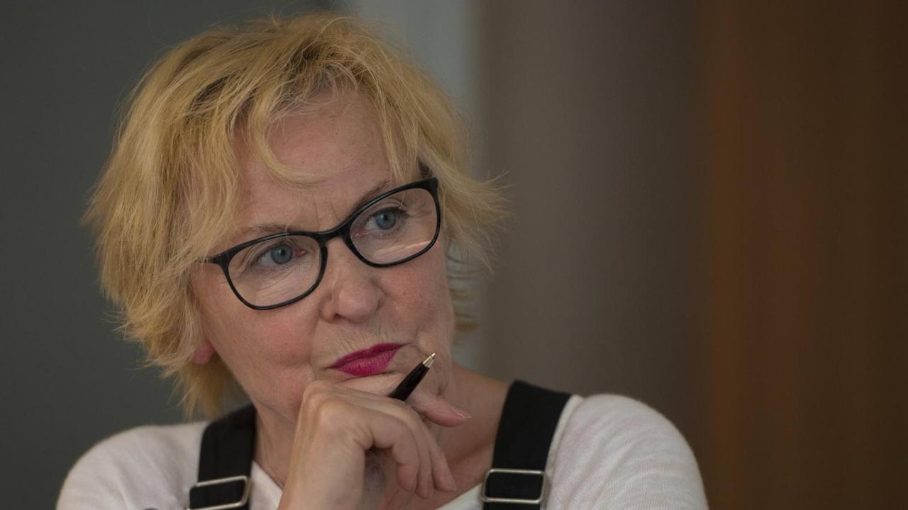 Bascha Mika 2016 in ihrer damaligen Funktion als Chefredakteurin der Frankfurter Rundschau. Sie trägt eine Brille und hält einen Kugelschreiber in Ihrer Hand. Bascha Mika 2016 in ihrer damaligen Funktion als Chefredakteurin der Frankfurter Rundschau. Sie trägt eine Brille und hält einen Kugelschreiber in Ihrer Hand.