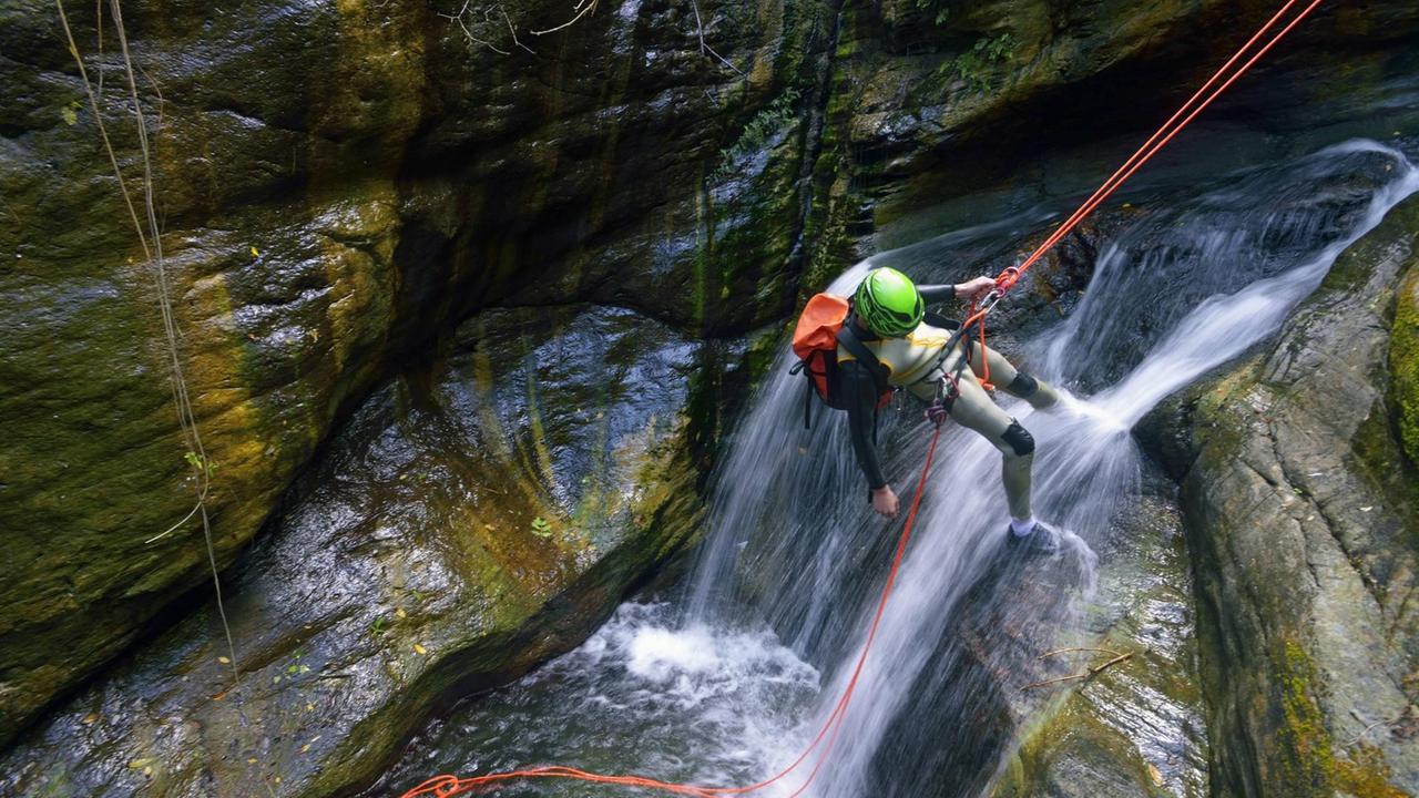 Mann beim Canyoning am Cap Corse auf Korsika. Mann beim Canyoning am Cap Corse auf Korsika.