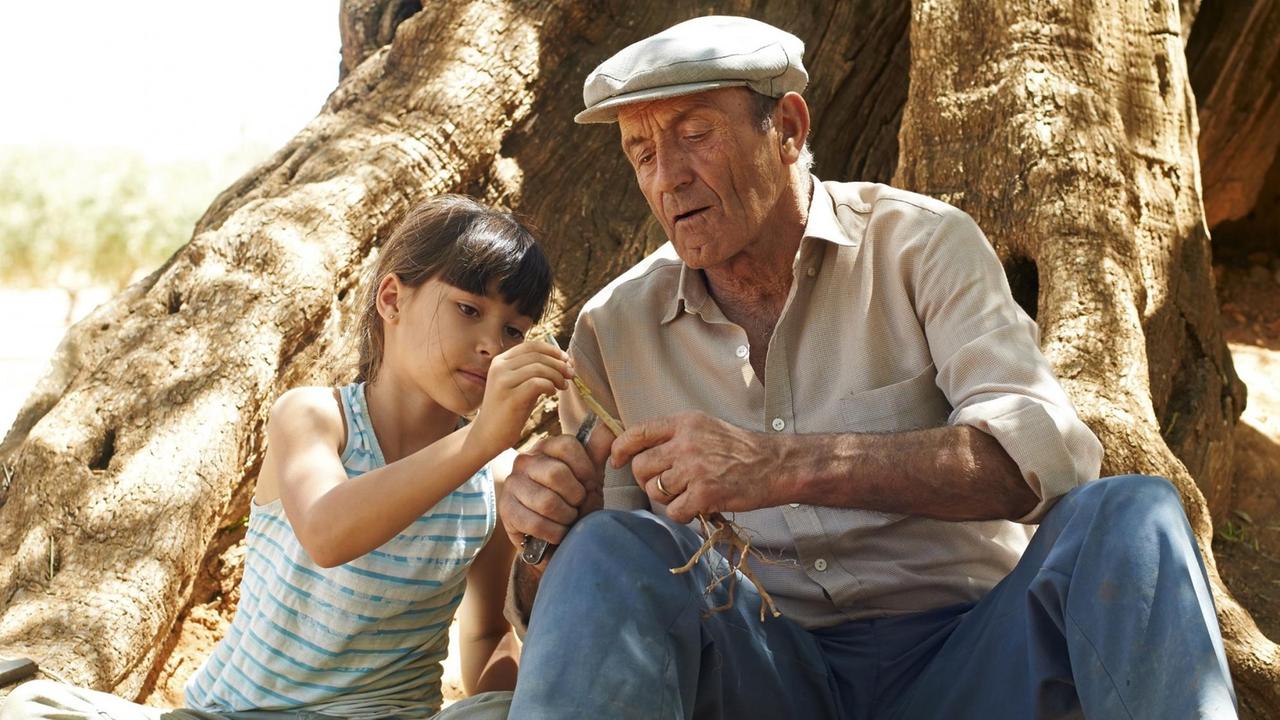 Die kleine Alma und ihr geliebter Opa: Szene aus dem spanischen Film „El Olivo – Der Olivembaum“.