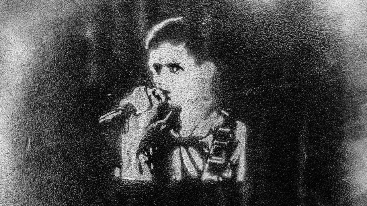 Streetart in London: Schablonenbild (Stencil) von Ian Curtis, dem verstorbenen Frontman der Band Joy Division an einer Hauswand in London. Darunter steht die Zeile "love will tear us apart". Streetart in London: Schablonenbild (Stencil) von Ian Curtis, dem verstorbenen Frontman der Band Joy Division an einer Hauswand in London. Darunter steht die Zeile "love will tear us apart".