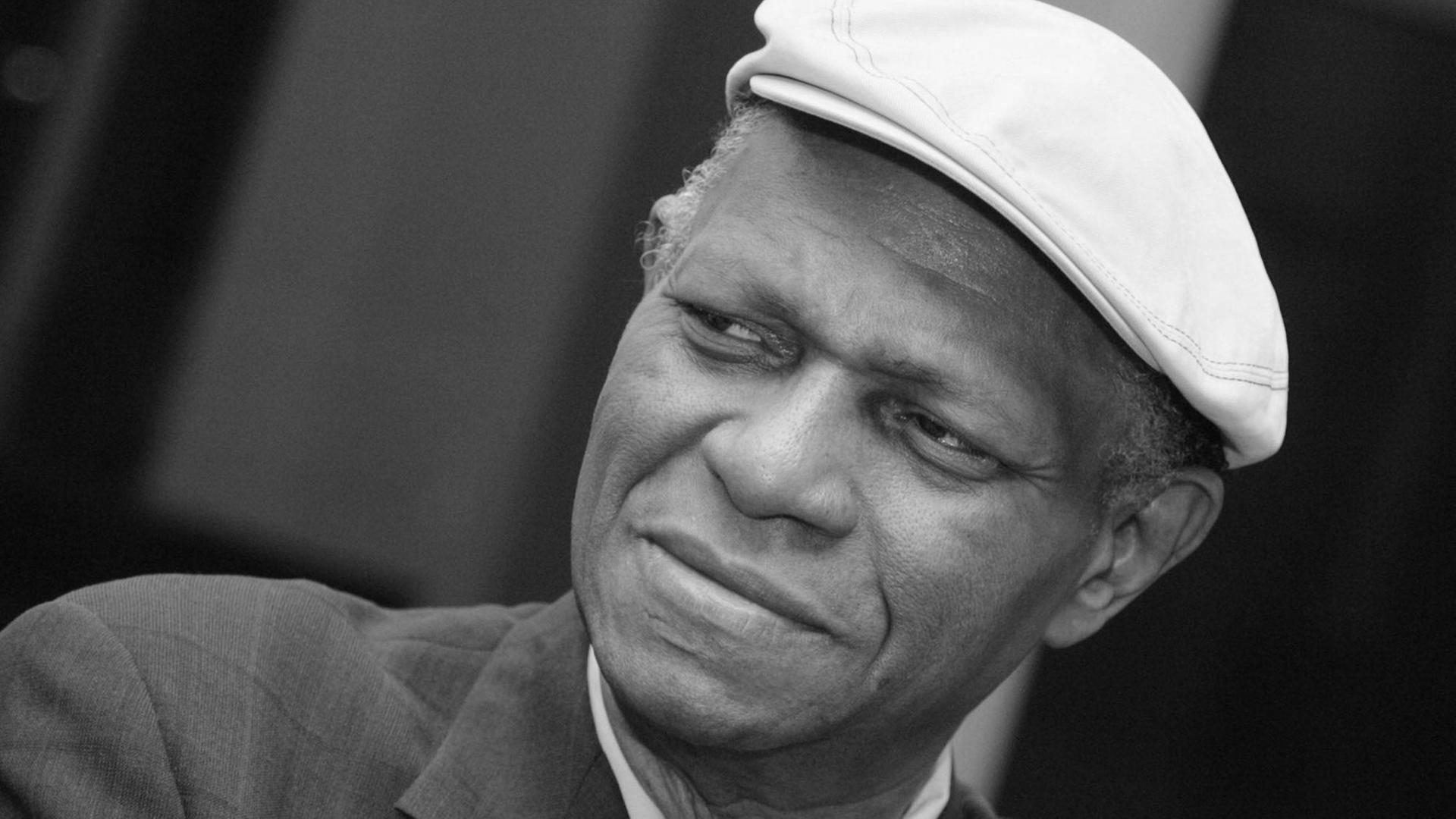Der Pianist McCoy Tyner hat eine Schirmmütze auf und schaut skeptisch Der Pianist McCoy Tyner hat eine Schirmmütze auf und schaut skeptisch