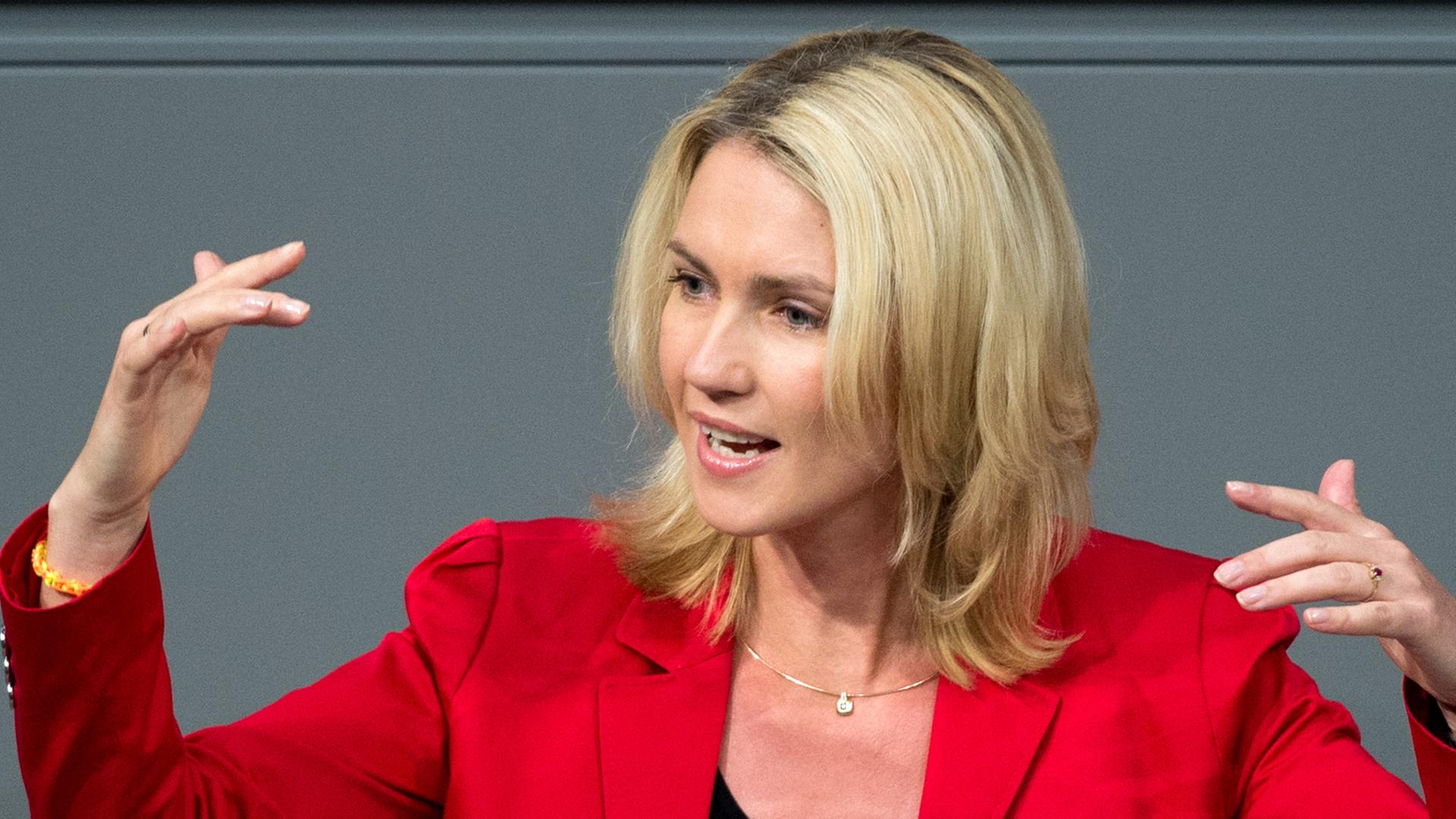 Bundesfamilienministerin Manuela Schwesig (SPD) spricht am 26.09.2014 im Deutschen Bundestag in Berlin.
