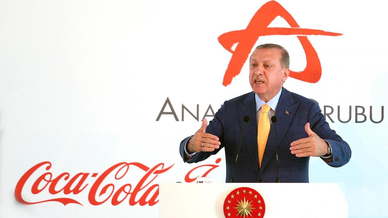 Der türkische Präsident Recep Tayyip Erdoğan bei der Einweihung der Coca-Cola-Fabrik in Isparta am Rednerpult Der türkische Präsident Recep Tayyip Erdoğan bei der Einweihung der Coca-Cola-Fabrik in Isparta am Rednerpult