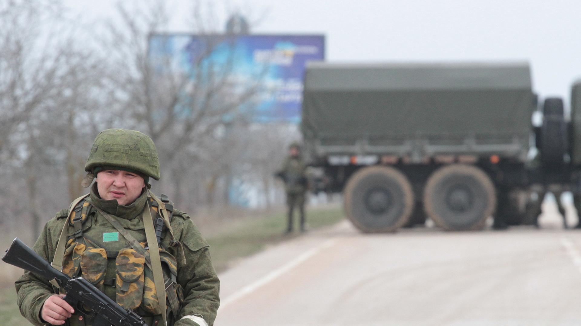 Ein Militär-Checkpoint am Belbek-Flughafen nahe Sewastopol am 2. März 2014 Ein Militär-Checkpoint am Belbek-Flughafen nahe Sewastopol am 2. März 2014