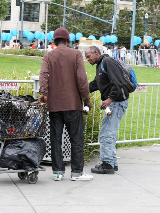 Ein Obdachloser mit seinem Hab und Gut, das in Müllsäcken