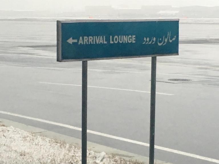 Ein Schild mit der Aufschrift "ARRIVAL LOUNGE" steht am 24.01.2017 am Flughafen in Kabul (Afghanistan).