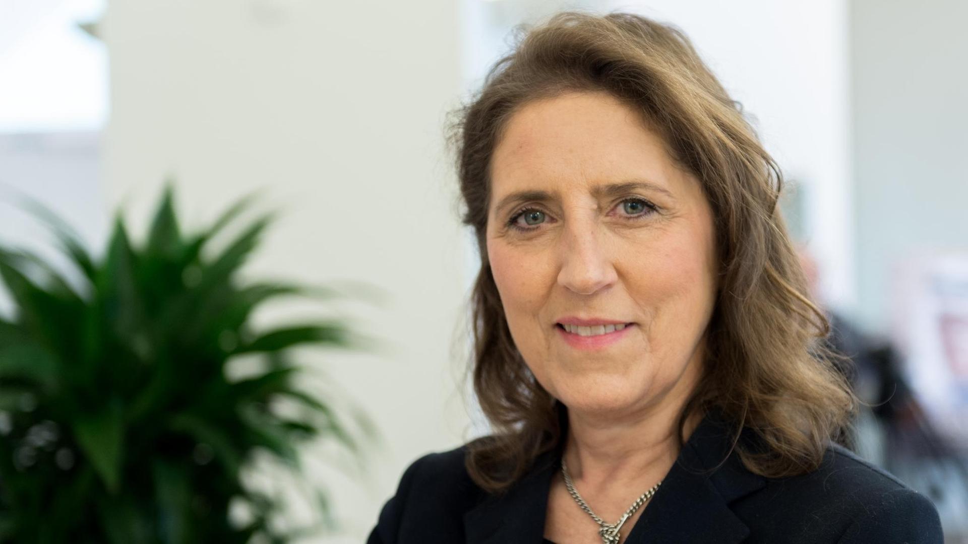 Petra Müller, die Geschäftsführerin der Film- und Medienstiftung NRW, blickt in die Kamera. Petra Müller, die Geschäftsführerin der Film- und Medienstiftung NRW, blickt in die Kamera.