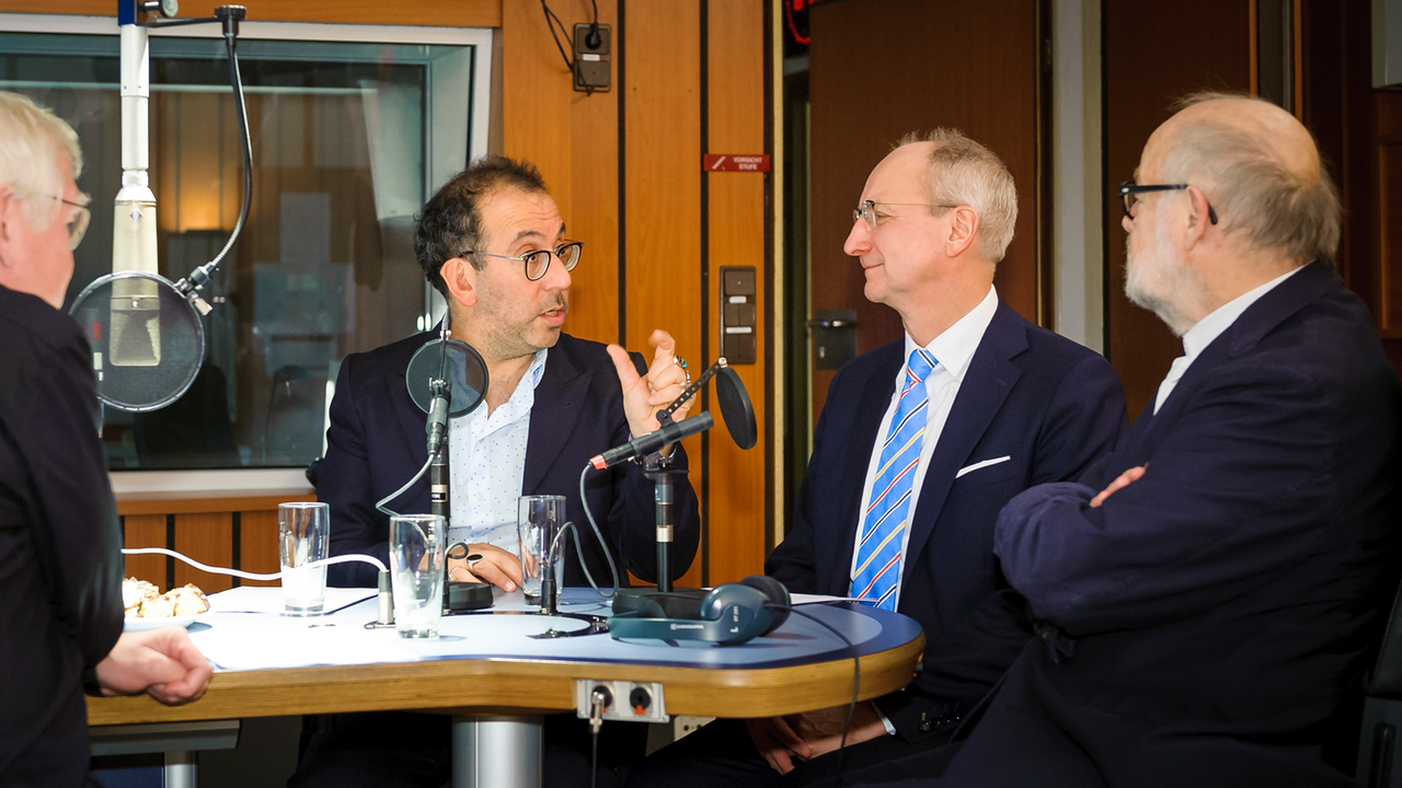 Gipfeltreffen der Berliner Oper-Intendanten, von links nach rechts: Barrie Kosky / Komische Oper, Dietmar Schwarz / Deutsche Oper und Jürgen Flimm / Staatsoper Gipfeltreffen der Berliner Oper-Intendanten, von links nach rechts: Barrie Kosky / Komische Oper, Dietmar Schwarz / Deutsche Oper und Jürgen Flimm / Staatsoper