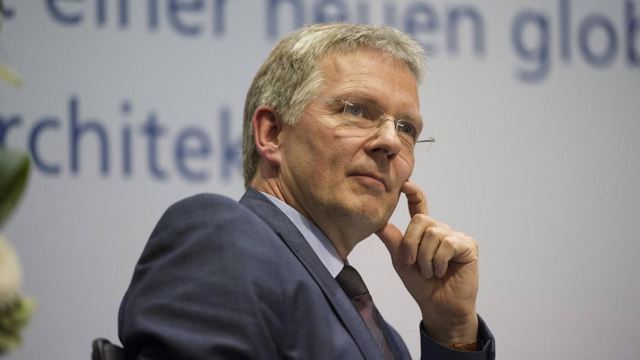 Arnd Henze im September 2015 bei einem Fernsehauftritt im ARD-Hauptstadtstudio Arnd Henze im September 2015 bei einem Fernsehauftritt im ARD-Hauptstadtstudio