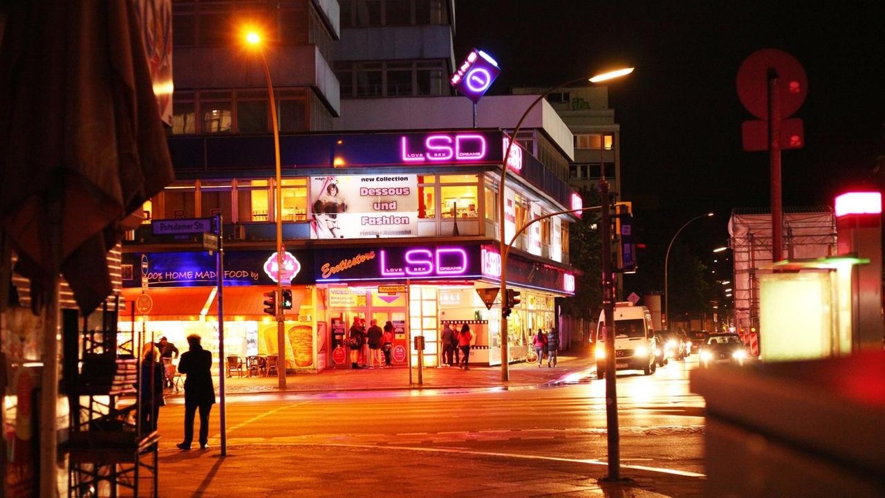 Prostituierte stehen nachts am Erotik-Store "LSD" an der Kurfürstenstraße in Berlin Prostituierte stehen nachts am Erotik-Store "LSD" an der Kurfürstenstraße in Berlin