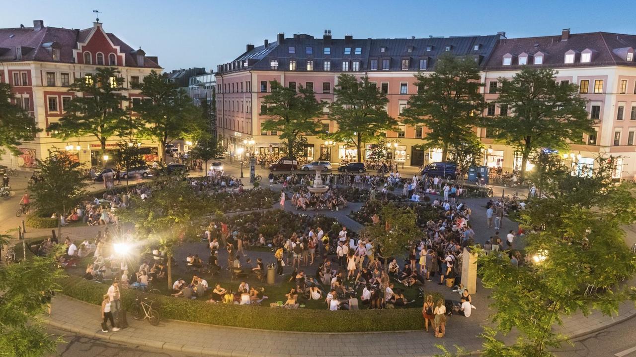 Das Bild zeigt den belebten Gärtnerplatz im Münchner Glockenbachviertel. Das Bild zeigt den belebten Gärtnerplatz im Münchner Glockenbachviertel.
