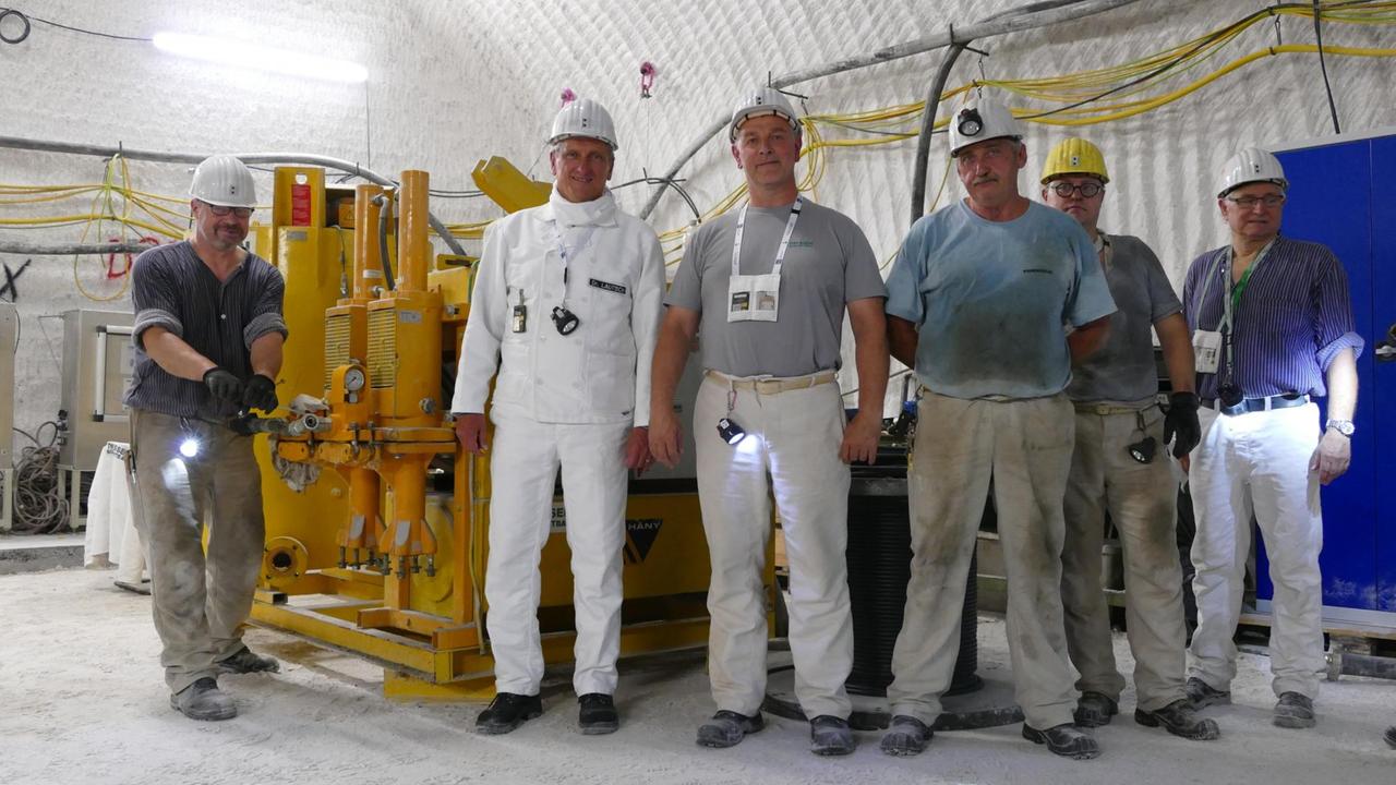 BGE-Geschäftsführer Thomas Lautsch mit Arbeitern an einer Bohrstelle in der Schachtanlage